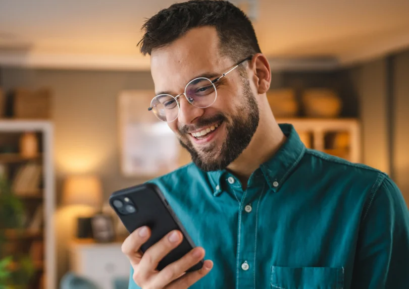 Hombre utilizando su teléfono